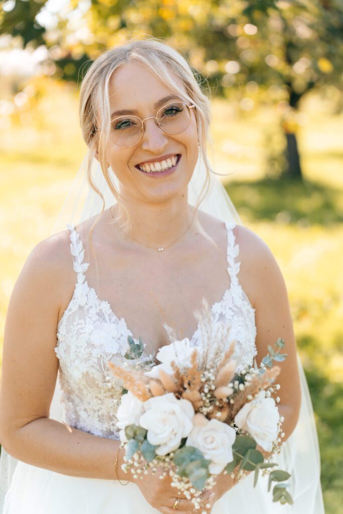 Braut mir Blumenstrauß Hochzeitsfotografie JH Fotografie