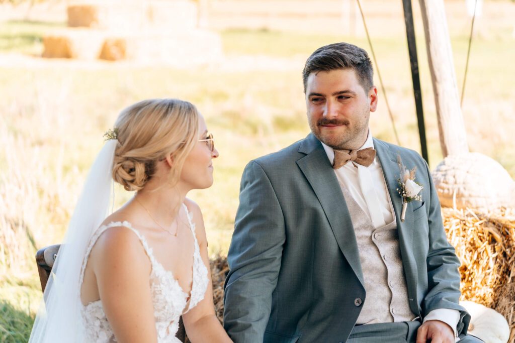 Freie Trauung auf dem Stotz Hof, lachendes Brautpaar JH Fotografie