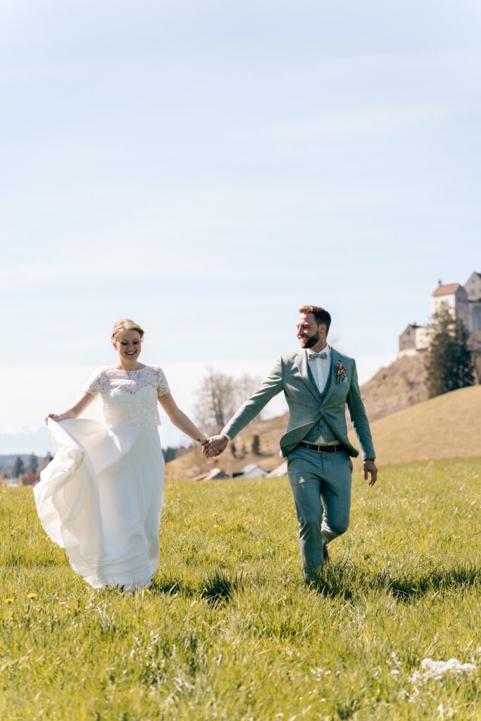 Hochzeitsfotografie Bodensee Laufendes Hochzeitspaar für der Waldburg