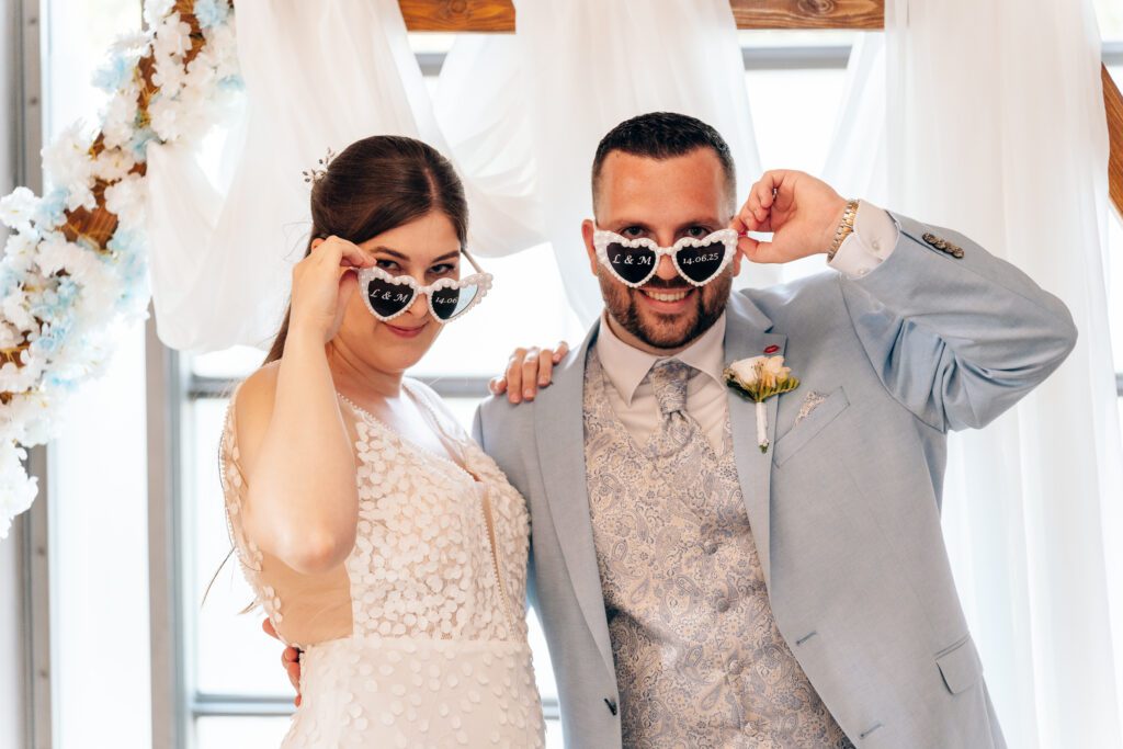 Hochzeitspaar mit Herzbrillen - Hochzeitsfotografie Bodensee