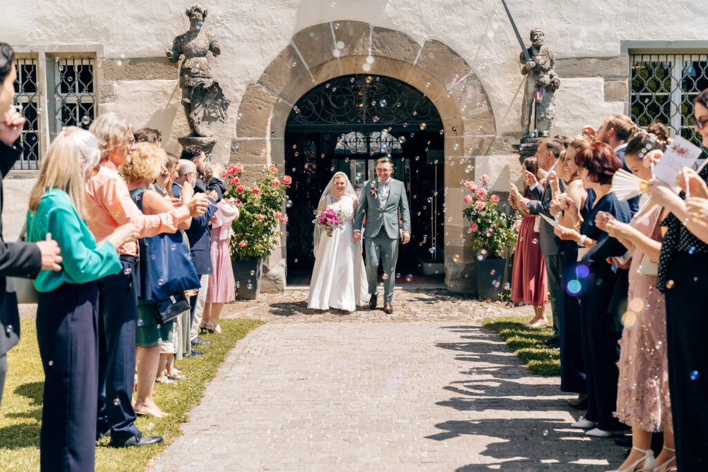Brautpaar im Museumssaal Überlingen Standesamt Julia Herrmann Fotografie