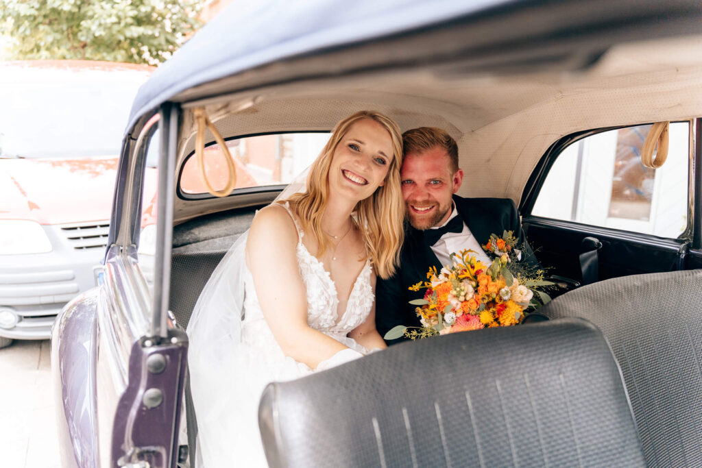 Brautpaar in Überlingen im Auto Julia Herrmann Fotografie